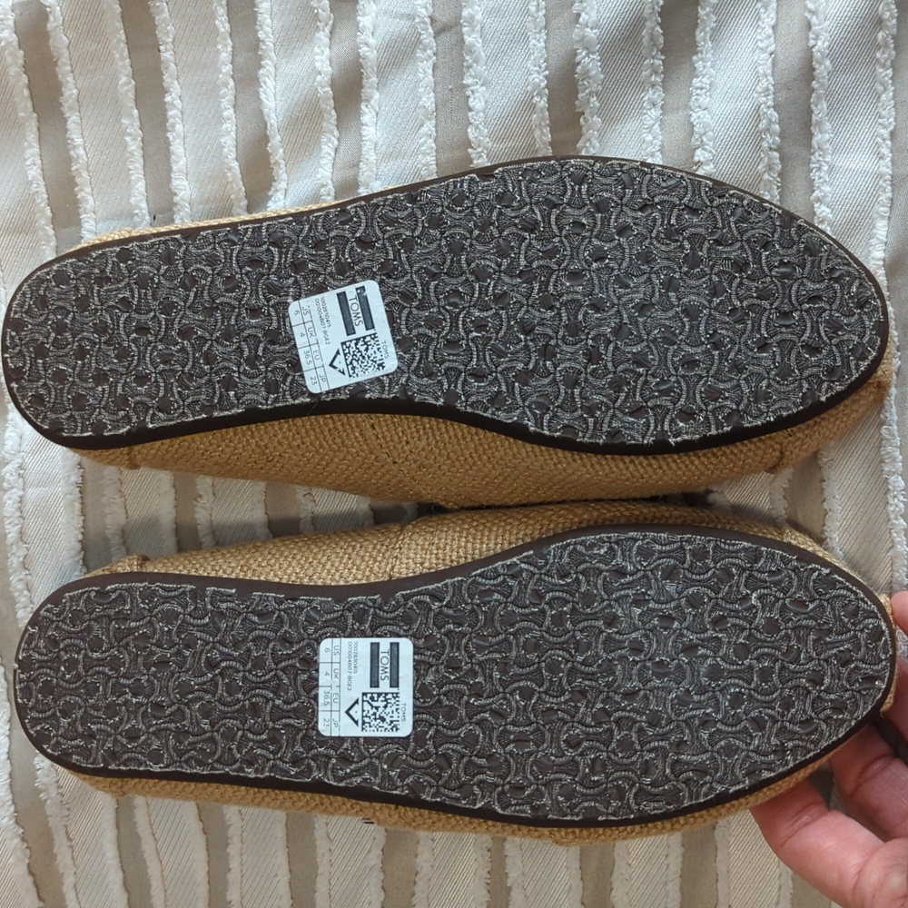 TOMS NWOT Size 6 Tan Classic Natural Burlap Canvas Slip-On Flat Shoes - Picture 6 of 8